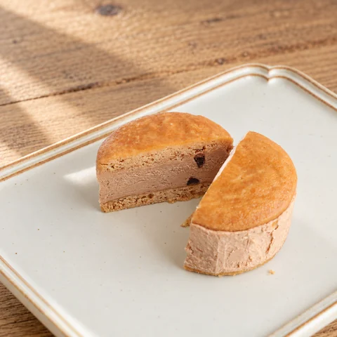 バターチーズサンド 生チョコとチョコチップ：雰囲気と断面